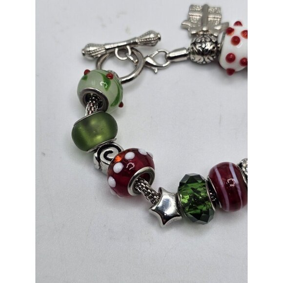 European style red, green and white bead bracelet Christmas holiday theme - Picture 4 of 7